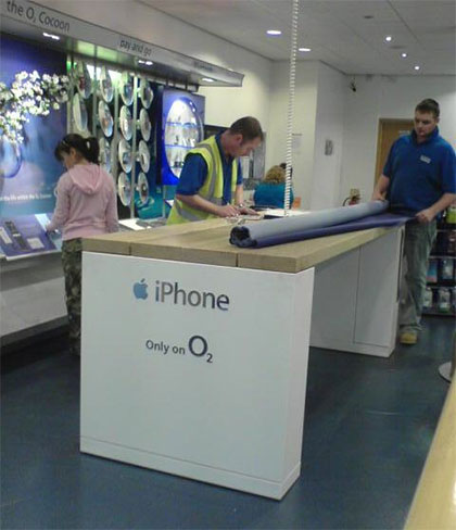 o2 stores setting up their iphone displays