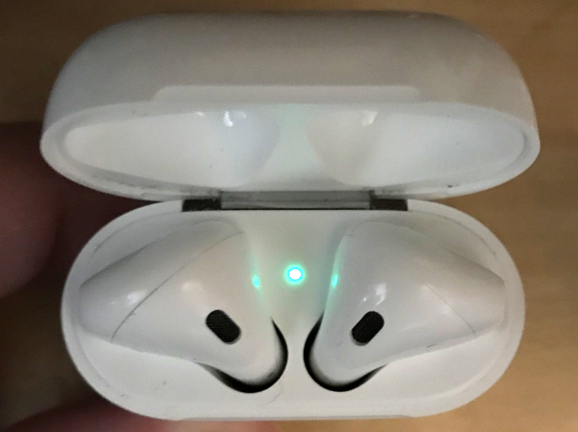 AirPods status light green