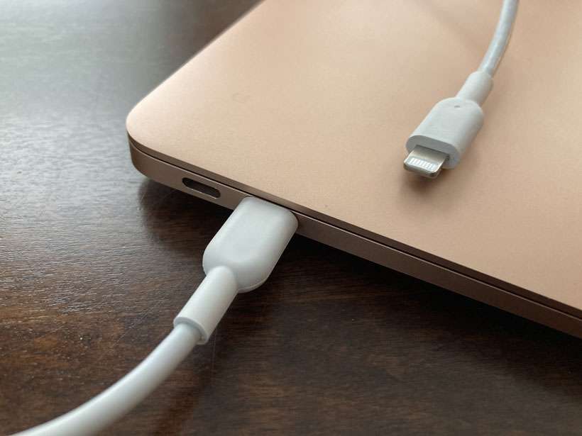 MacBook USB-C to Lightning